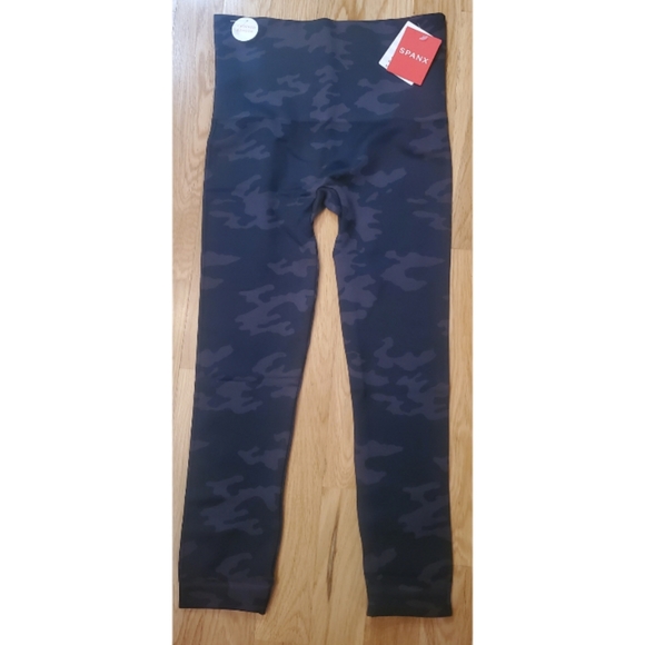 New Spanx Look at Me Now Seamless Cropped Leggings Size Small Black Camo - Picture 12 of 16